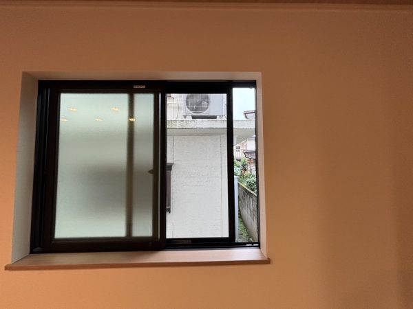 風を通しながら虫の侵入を防ぐ新設の網戸