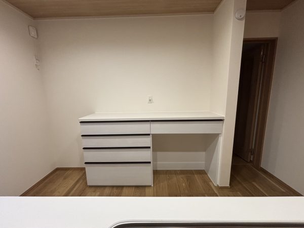 施工後のキッチンカップボード、清潔で収納しやすい状態