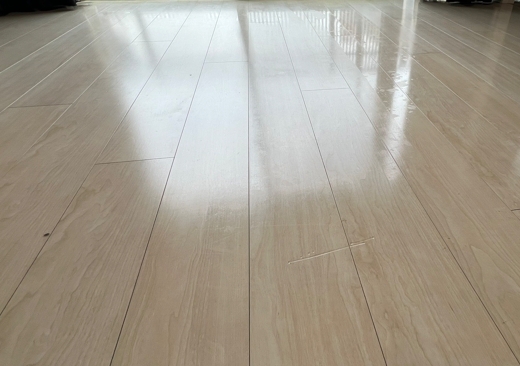 歩行や掃除の摩擦で徐々に皮膜が削れ、ツヤが不均一に。