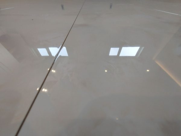 天然木や鏡面フロアなどは、紫外線や薬品に弱く、キズもつきやすい傾向。コーティングで“長期保護”する価値があります。