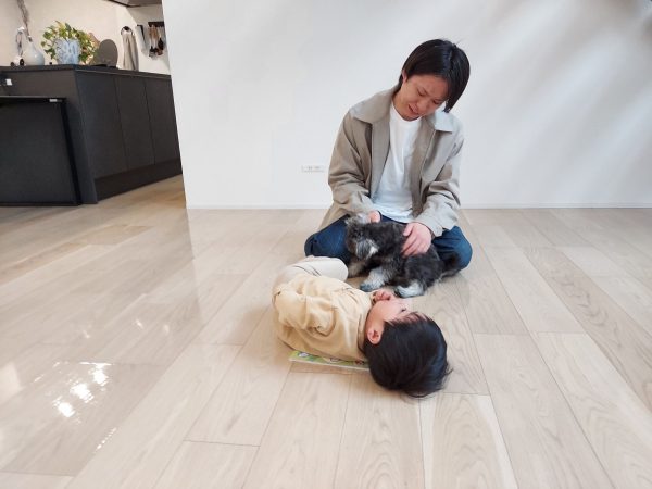 食べこぼし・粗相・おもちゃの傷など、生活の中で床に負担がかかる家庭ではコーティングが強い味方