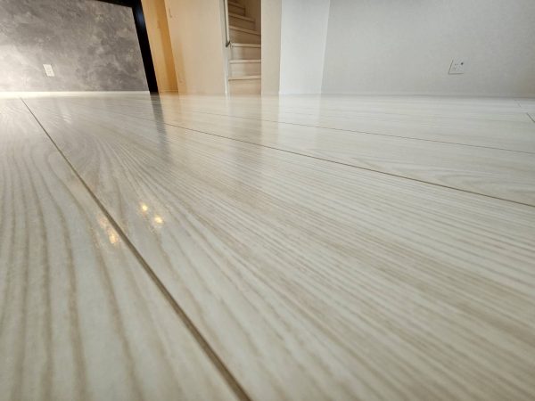 ワックスに比べてメンテナンスコストが大幅に安く、拭き掃除もラクなフロアコーティング