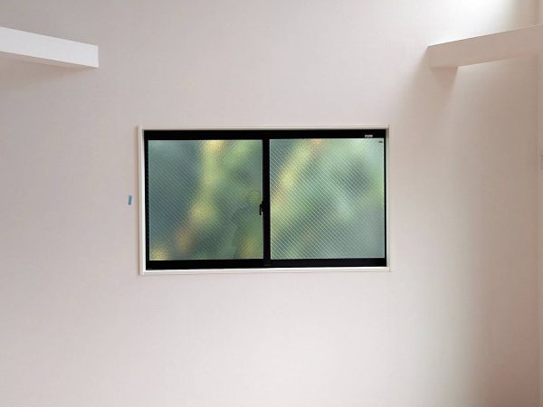 カーテンレール取り付け前の窓上