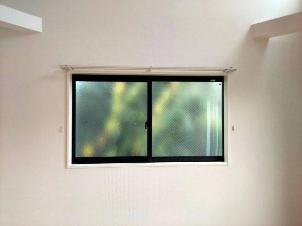 窓辺に設置されたシンプルで丈夫なカーテンレール