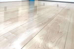 ショールームで床のグリップを体験