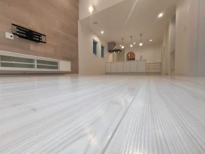 施工直後から歩行可、キズ・汚れ・薬品から床を守る最強ガラスUVコーティング