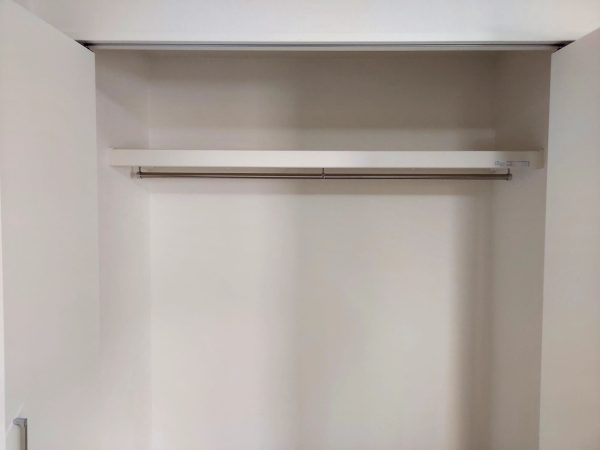 枕棚とハンガーパイプの取り付け完成写真