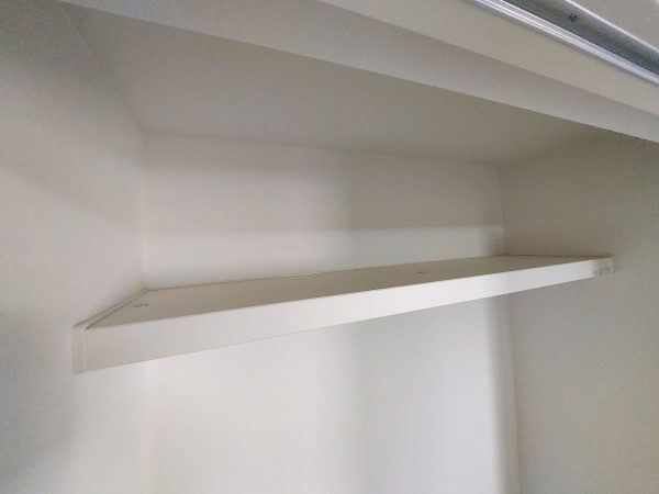 収納棚とハンガーパイプの設置例