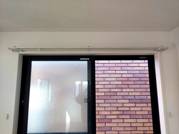 窓まわりのカーテンレール設置風景