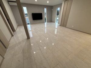 新築住宅の美しいフローリングとフロアコーティングの仕上がり