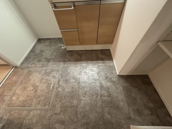 アクアフロアコート施工前:水分による劣化により汚れ、カビが生えやすい床