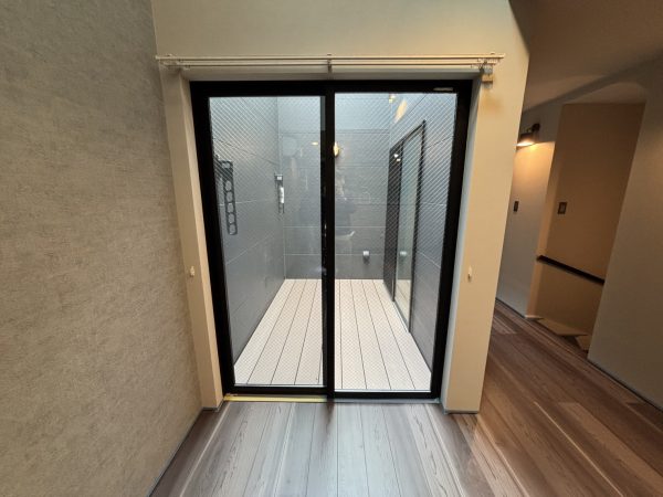 新品のカーテンレールを取り付けた室内の写真