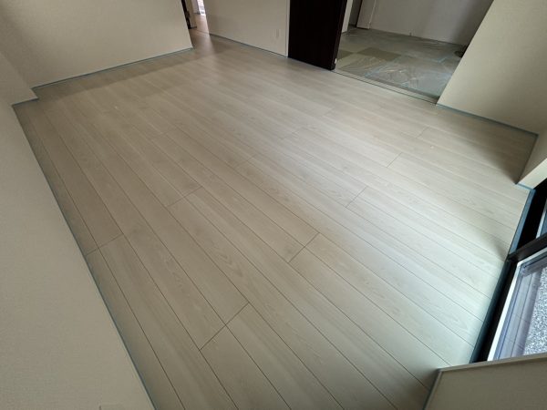施工前:何もしていないフローリングはキズや汚れがつきやすい状態