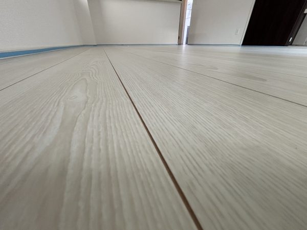 施工前:何もしていないフローリングはキズや汚れがつきやすい状態