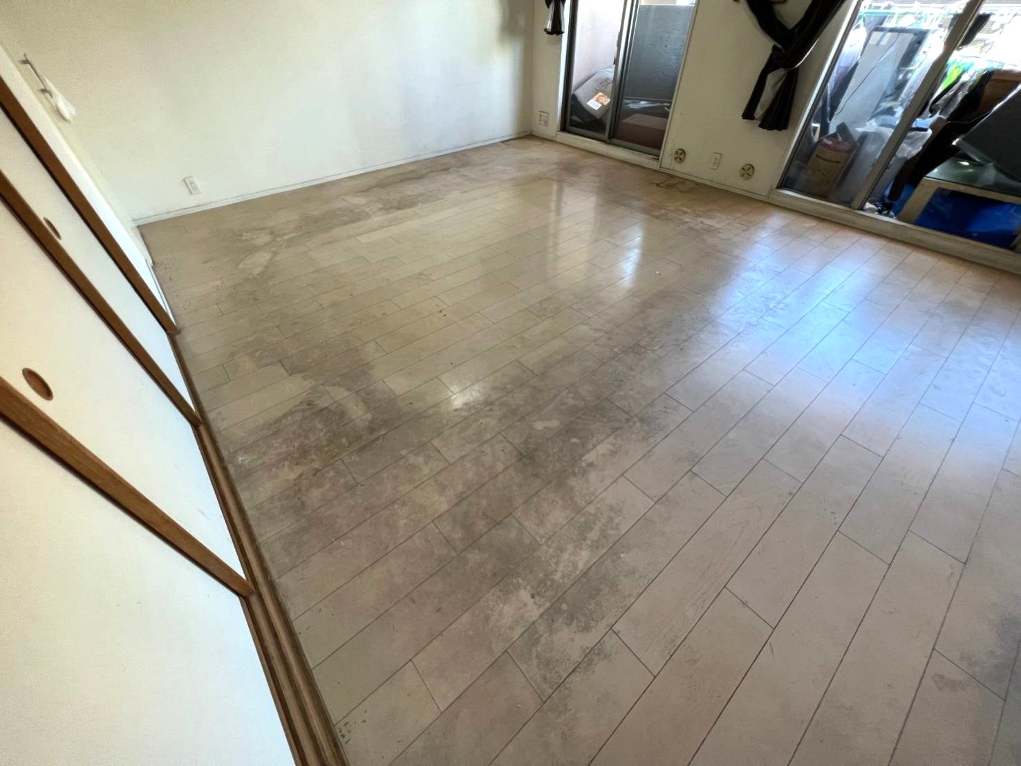 フローリングに市販滑り止めワックスを塗り重ね黒ずみになってしまった様子