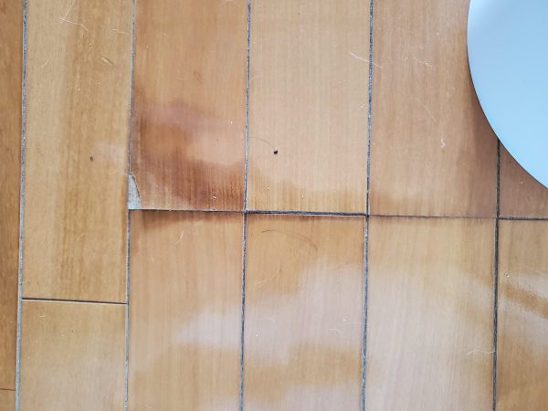 生活によって傷や劣化が進んだフローリング
