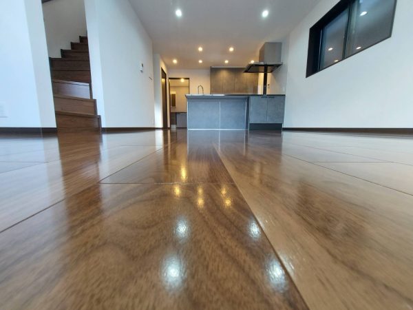 フロアコーティング施工後のツヤを抑えた美しい床
