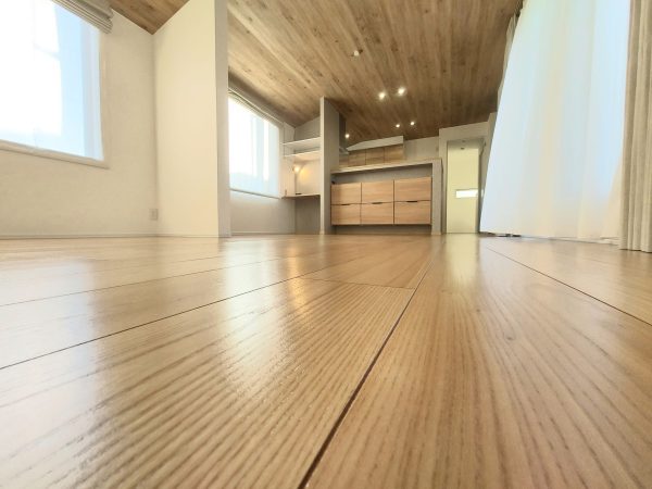 フロアコーティング施工後のツヤを抑えた美しい床
