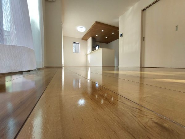新築時のフローリングの美しい状態
