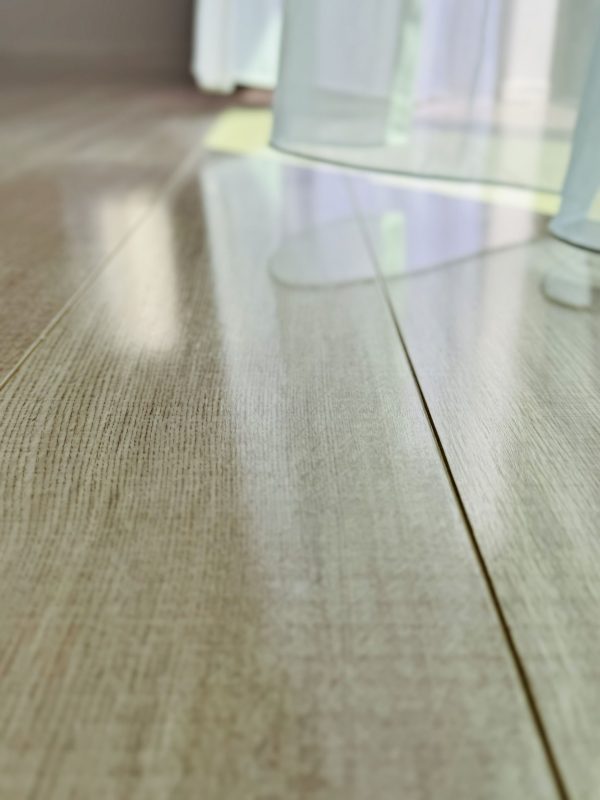 フロアコーティング施工後のウィザースホームのフローリング。滑りにくく安心な床に