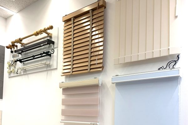 アップライフショールーム、ロールスクリーン／カーテンレール／エコカラットなどのインテリアオプションも展示しており、新築～リフォームまでトータルで相談可能