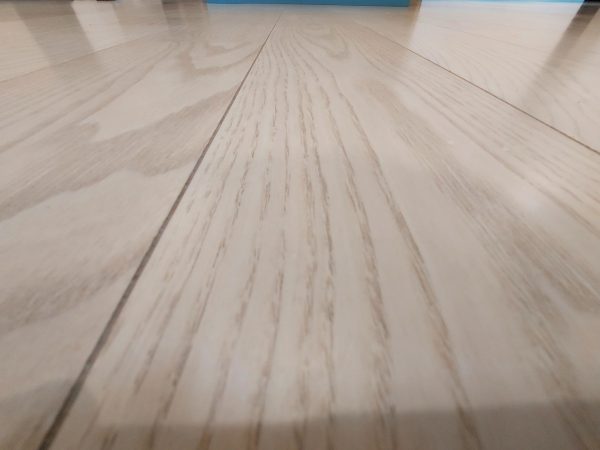 ウィザースホームの新築住宅フローリング施工前の様子。滑りやすさが気になっていた床