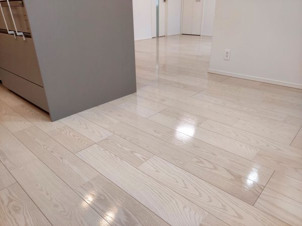 フロアコーティング施工後のウィザースホームのフローリング。滑りにくく安心な床に
