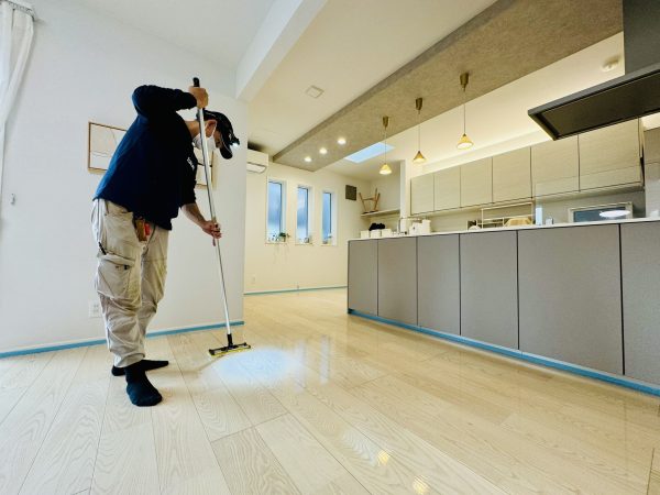 ウィザースホーム新築住宅でフロアコーティングを施工している様子