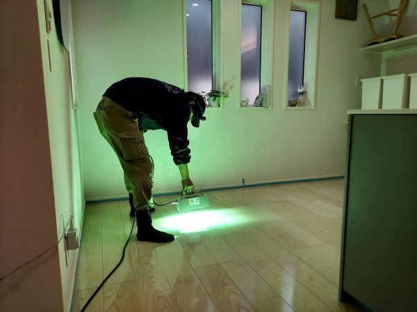 ウィザースホーム新築住宅でフロアコーティングを施工している様子
