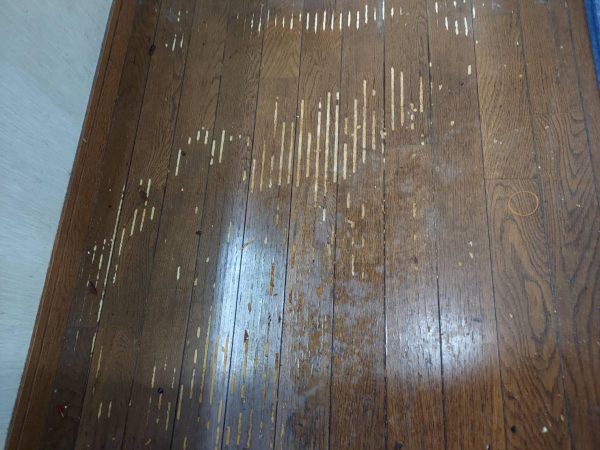 生活によって傷や劣化が進んだフローリング
