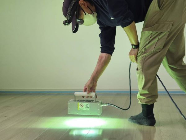 下地処理を行いフロアコーティングを施工している様子
