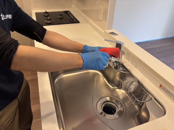 水まわりにアクアガードコートを施工し撥水性が向上したキッチンシンクの様子