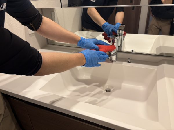 ガラスコーティングによって水アカが残りにくくなった洗面台の施工後写真