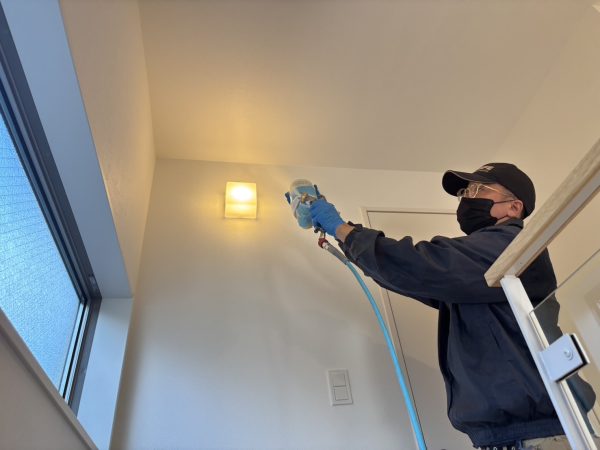 光触媒コーティングで空気中の菌・臭いを分解し、室内を清潔に保つ施工の様子
