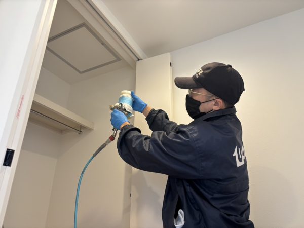 光触媒コーティングで空気中の菌・臭いを分解し、室内を清潔に保つ施工の様子