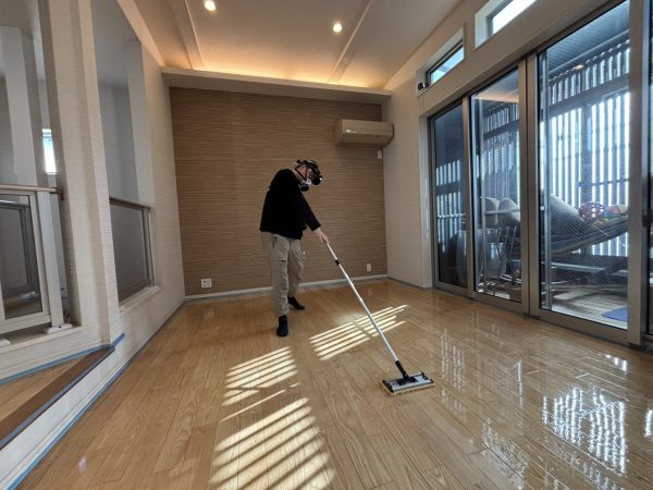 東京都板橋区のフロアコーティング施工中の様子