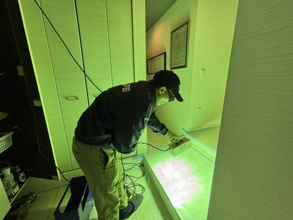 東京都板橋区のフロアコーティング施工中の様子