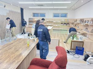 フロアコーティングの質感やグリップを比較できる体験ブースの準備風景