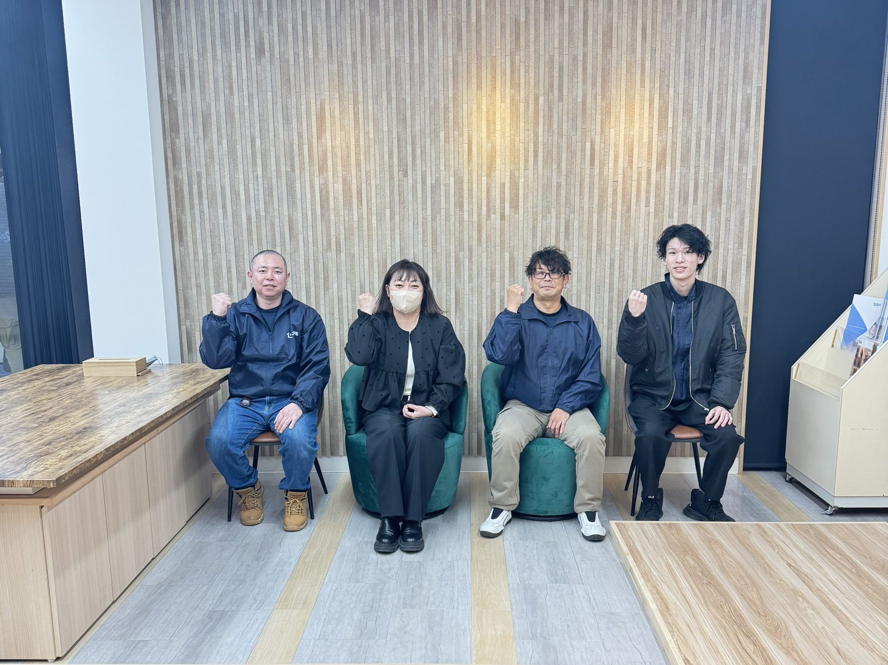 郡山ショールームの入社式で新スタッフが集合している様子