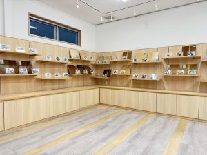 わんスマイルコートの滑りにくさを体験できるサンプル展示の様子