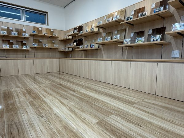 フロアコーティングを体験できるショールーム（埼玉・郡山）。床材を見て触って比較可能
