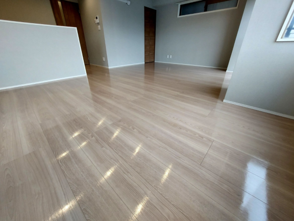 既存住宅でフロアコーティングを選ぶ理由とペットの滑り対策イメージ