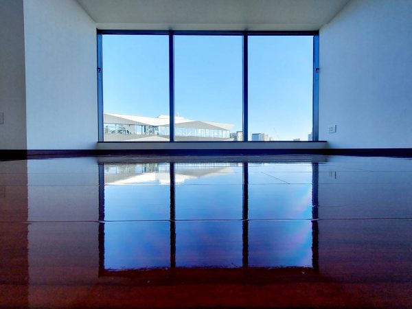 家具が入る前に行う新築住宅のフロアコーティング施工風景
