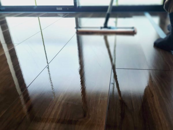 ワックス不要で日常清掃がしやすいフロアコーティング施工後の床
