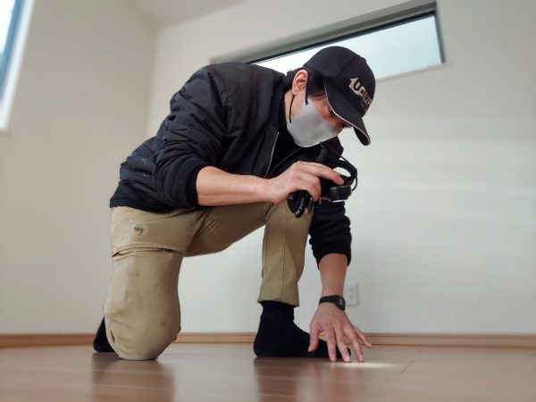 下地処理を行いフロアコーティングを施工している様子
