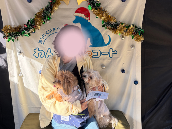 イベント会場で実際に施工済みの床を見て感想を語る来場者様