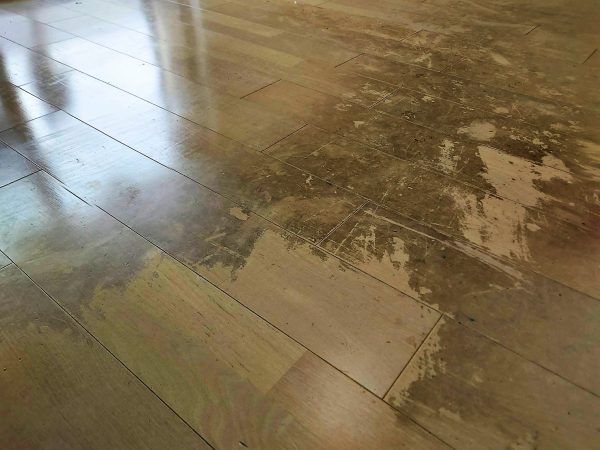 生活によって傷や劣化が進んだフローリング
