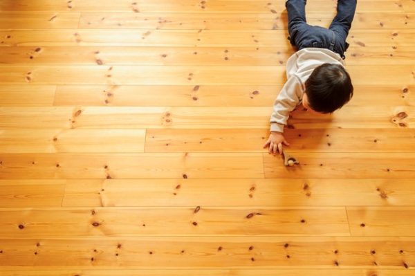 冬の寒さで滑りやすくなる新築住宅のフローリング
