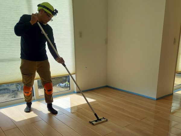 福島県いわき市 フロアコーティング 施工中の様子