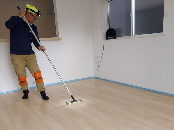 福島県いわき市 フロアコーティング 施工中 ガラスUVコーティング